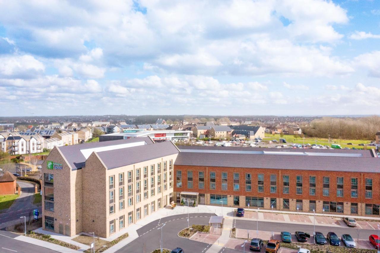Holiday Inn Express Cambridge West - Cambourne By Ihg Exterior foto